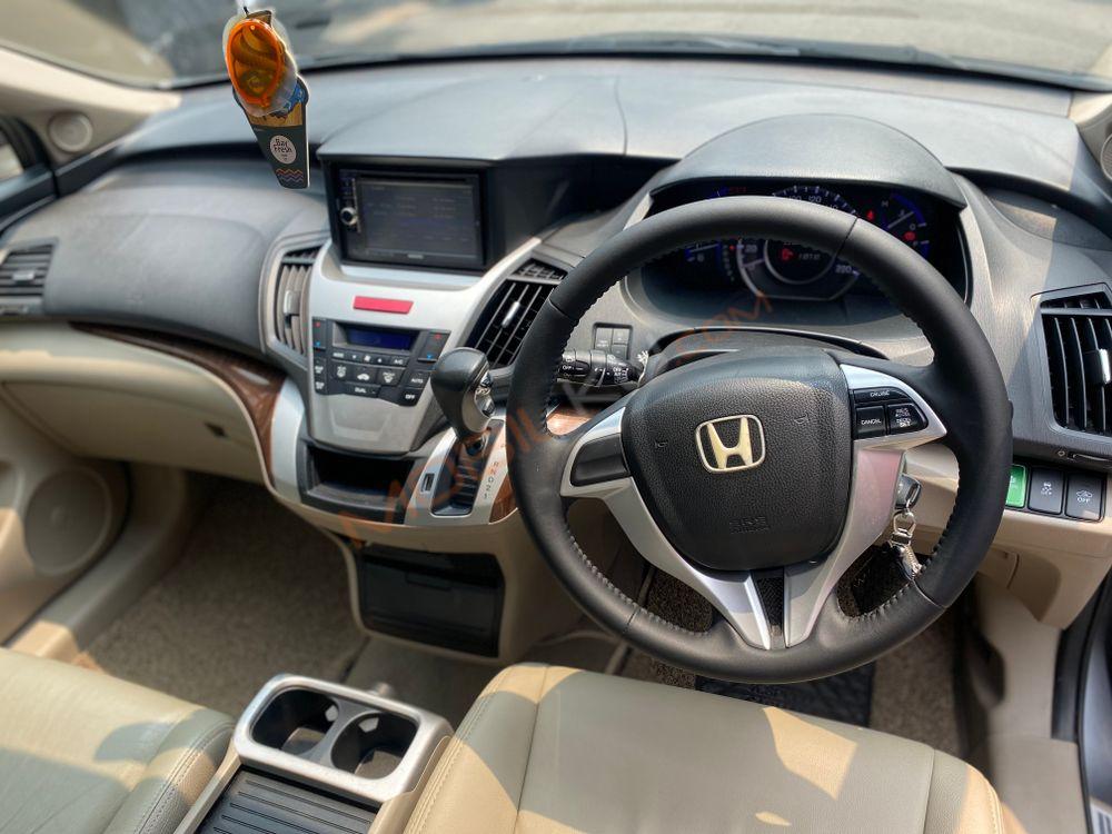Mobil Honda Odyssey 2012