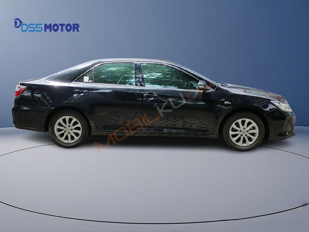 Mobil Toyota Camry 2018