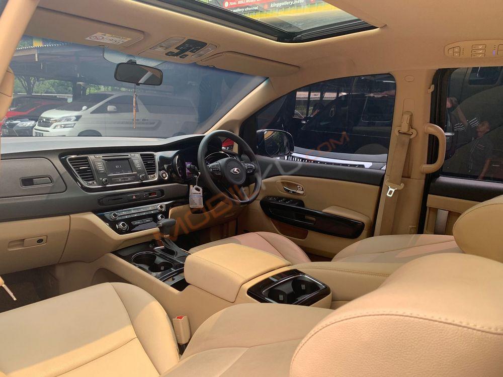 Mobil Kia Sedona 2017