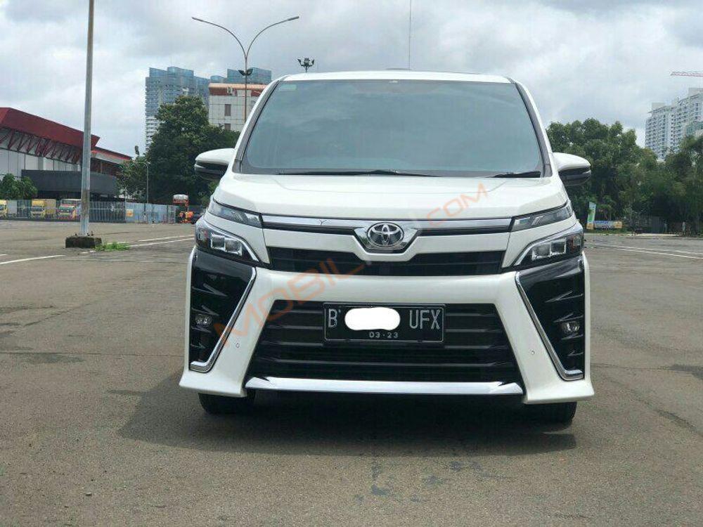 Mobil Toyota Voxy 2018
