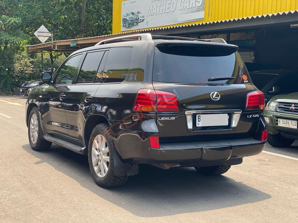 Mobil Lexus LX 2011