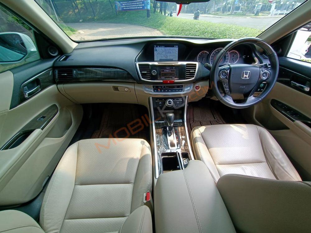 Mobil Honda Accord 2015
