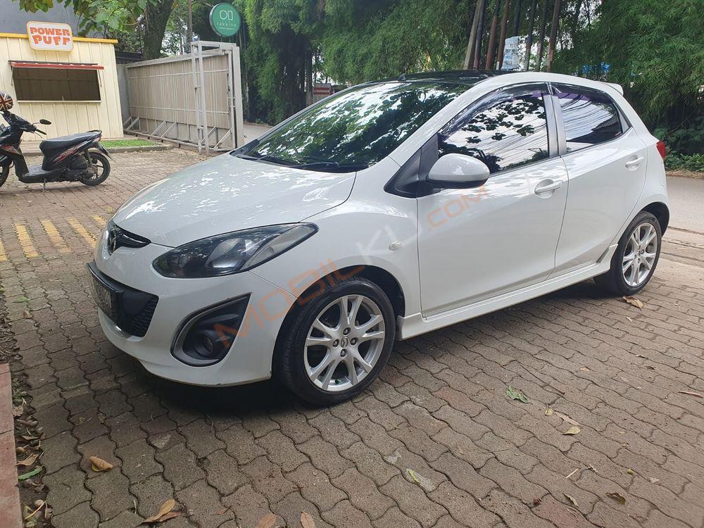 Mobil Mazda 2 Hatchback 2011