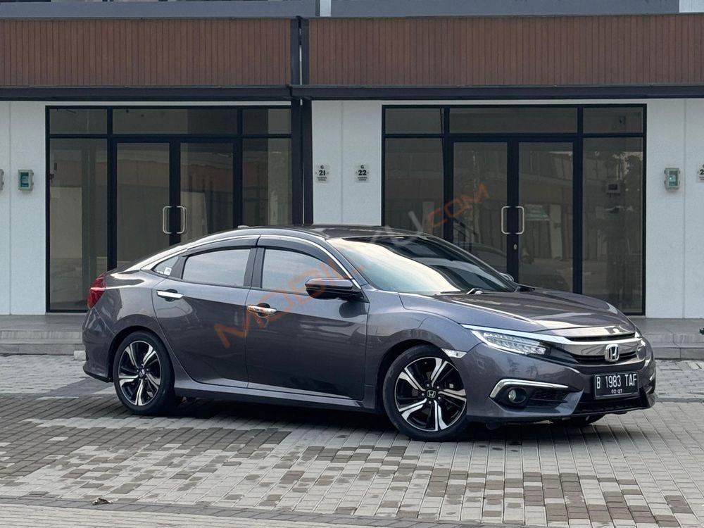 Mobil Honda Civic Hatchback 2016