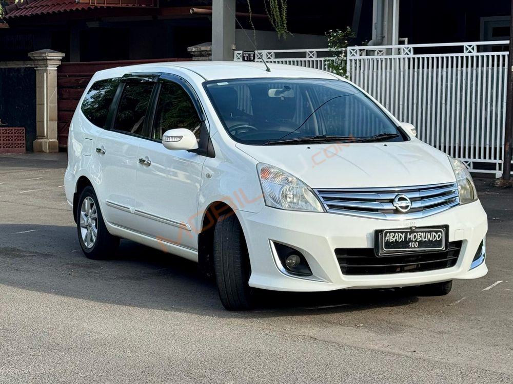 Mobil Nissan Grand Livina 2013