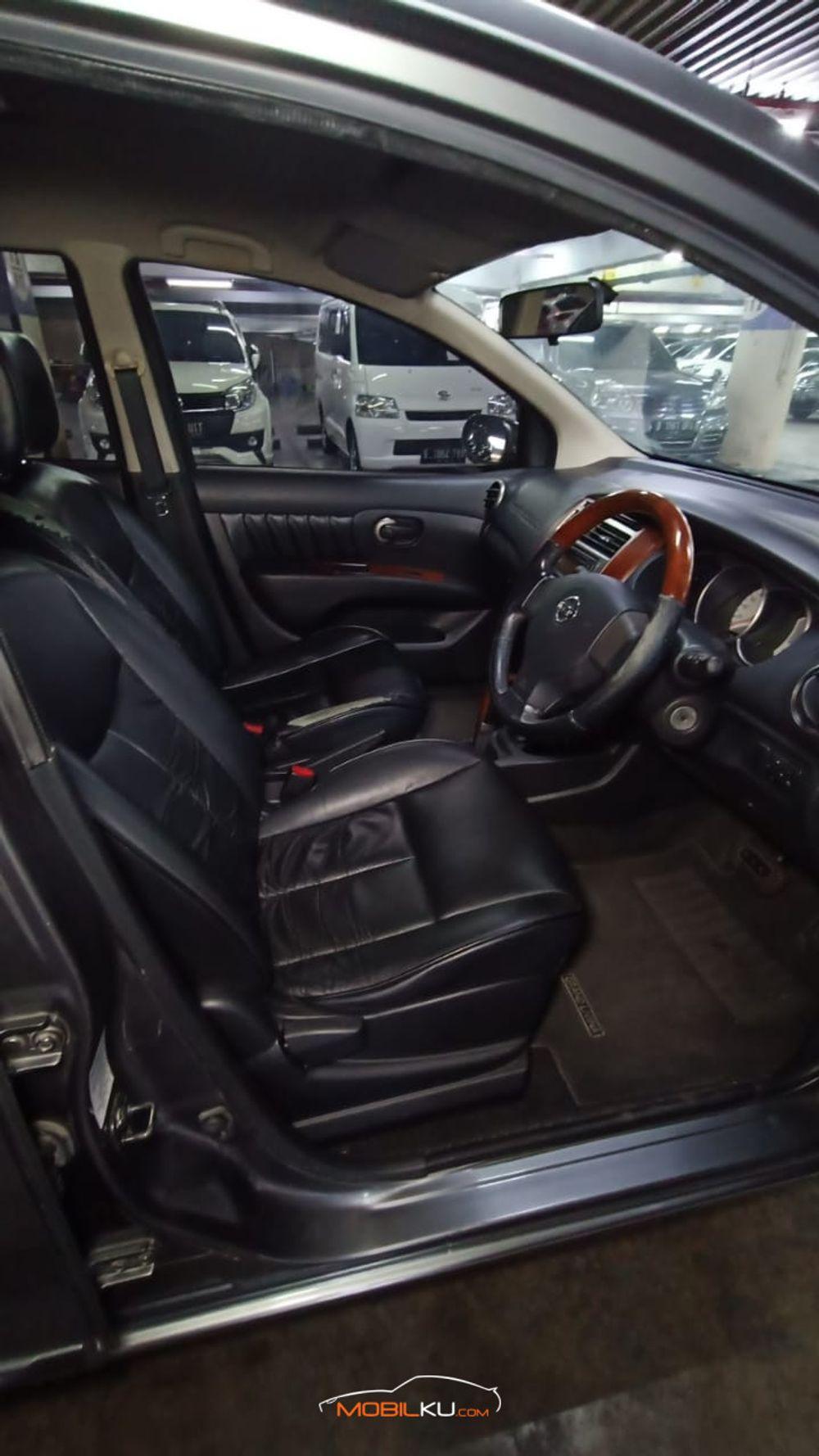 Mobil Nissan Grand Livina 2011