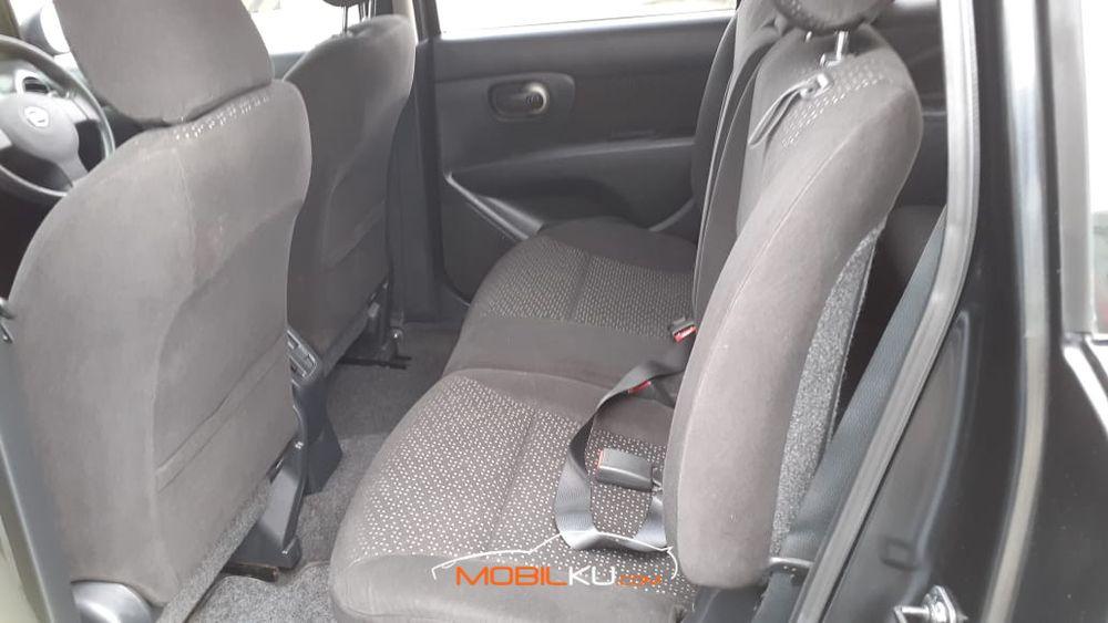 Mobil Nissan Grand Livina 2012