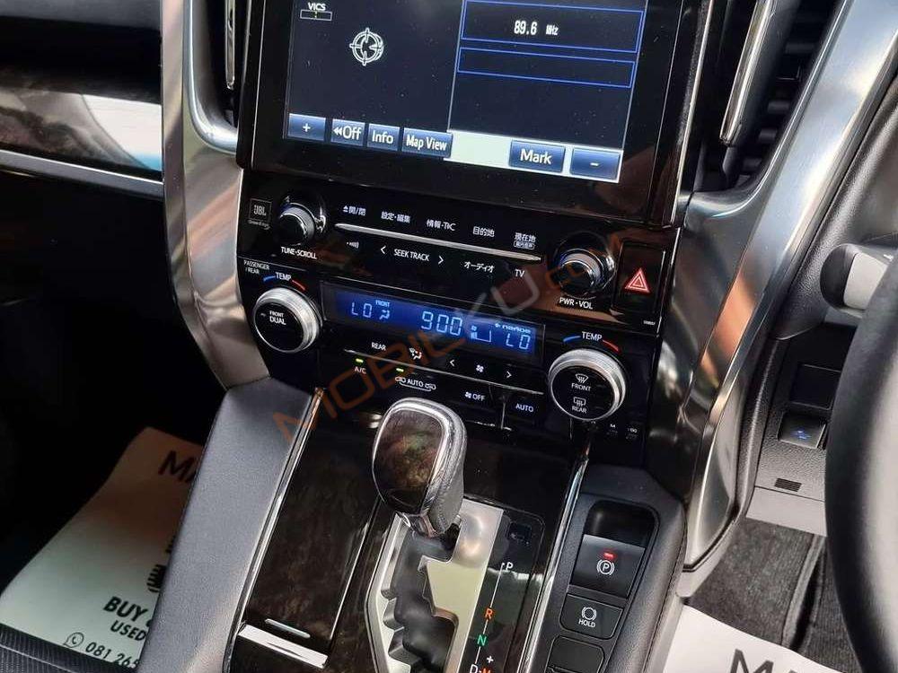 Mobil Toyota Alphard 2015