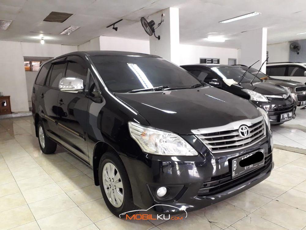 Mobil Toyota Kijang Innova 2012