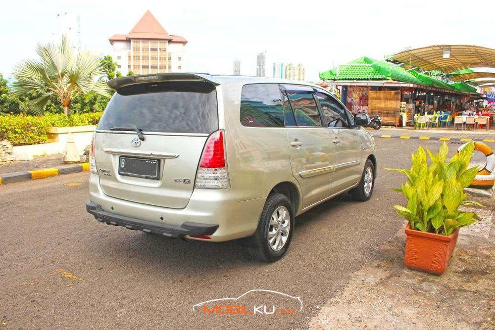 Mobil Toyota Kijang Innova 2010