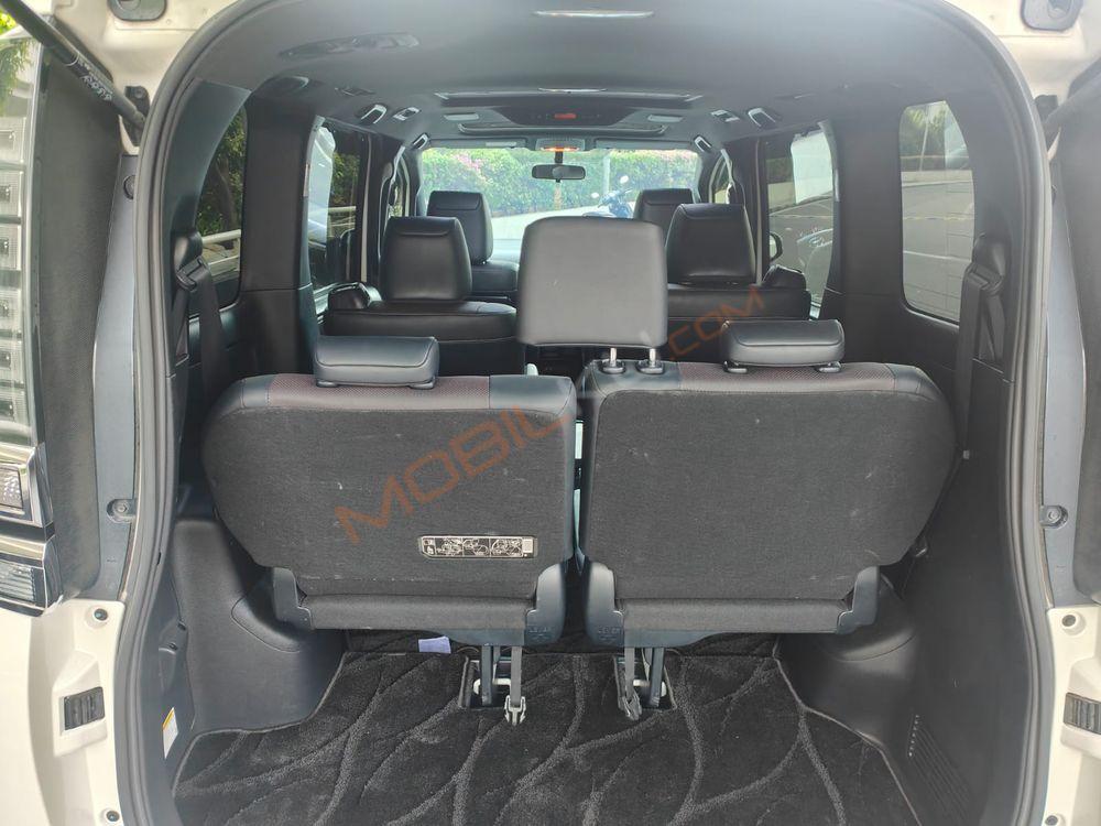 Mobil Toyota Voxy 2018