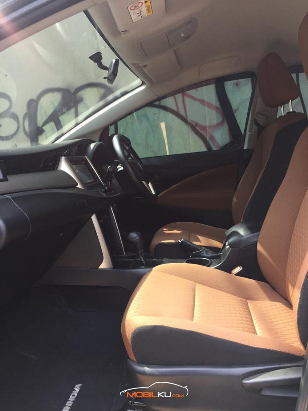 Mobil Toyota Kijang Innova 2016