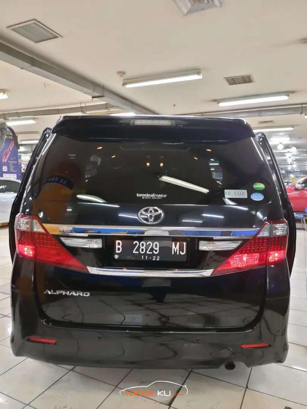 Mobil Toyota Alphard 2012