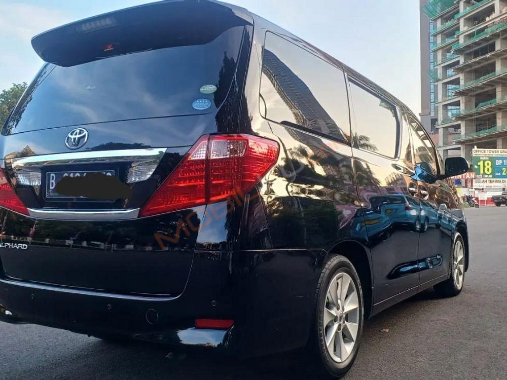 Mobil Toyota Alphard 2011