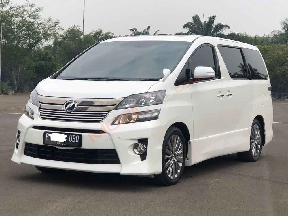 Mobil Toyota Vellfire 2013