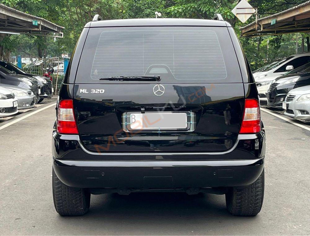 Mobil Mercedes-Benz ML 2002