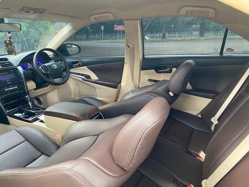 Mobil Toyota Camry 2015