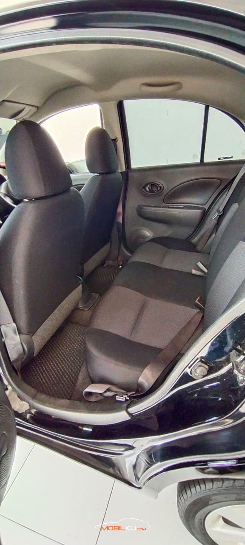 Mobil Nissan March 2013