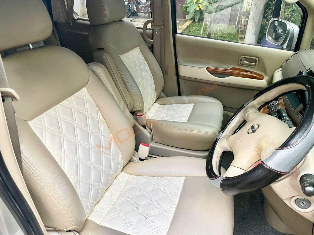 Mobil Nissan Serena 2012