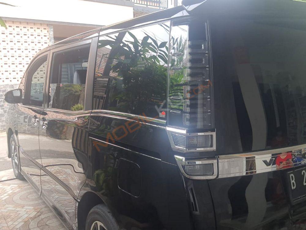 Mobil Toyota Voxy 2019