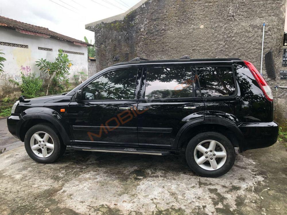 Mobil Nissan X-Trail 2006