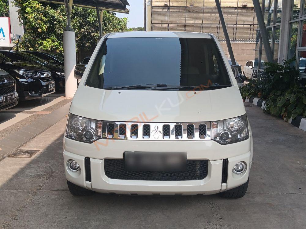 Mobil Mitsubishi Delica 2016