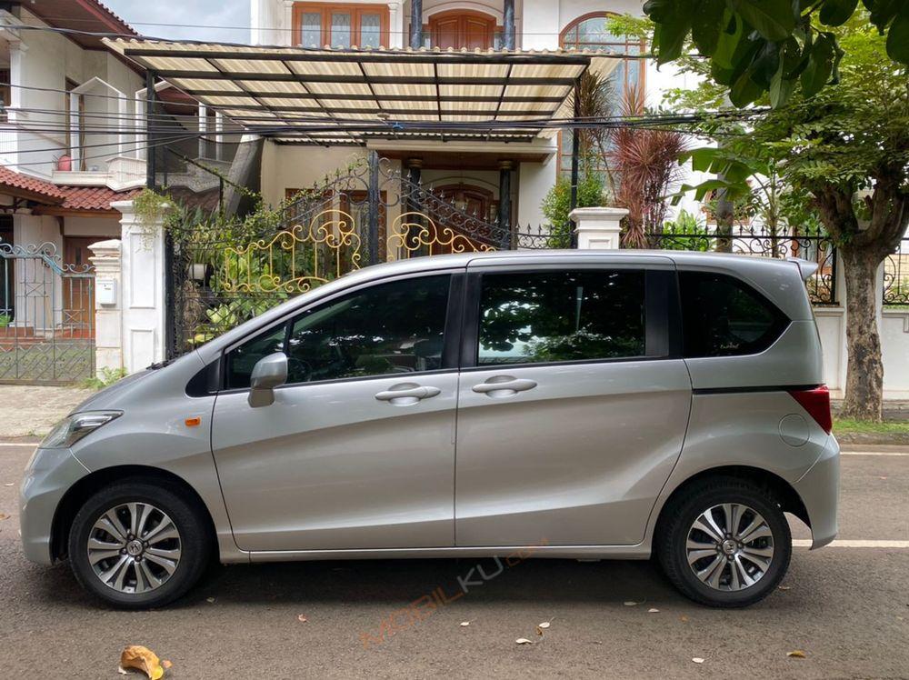 Mobil Honda Freed 2012