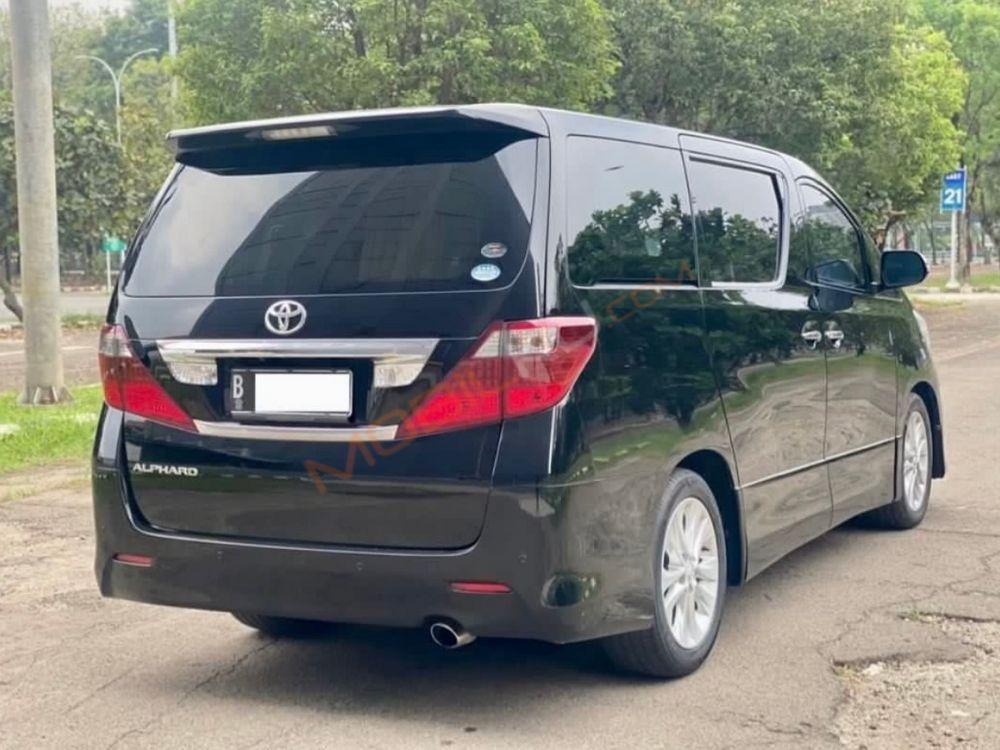 Mobil Toyota Alphard 2009