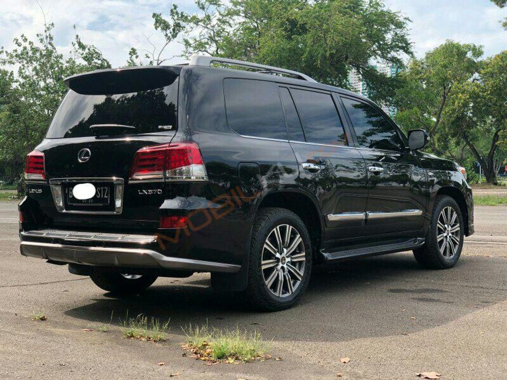 Mobil Lexus LX 2010