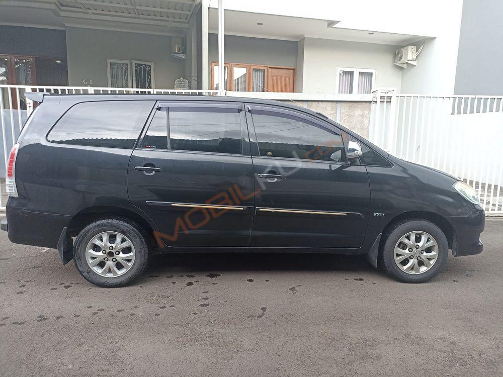 Mobil Toyota Kijang Innova 2010