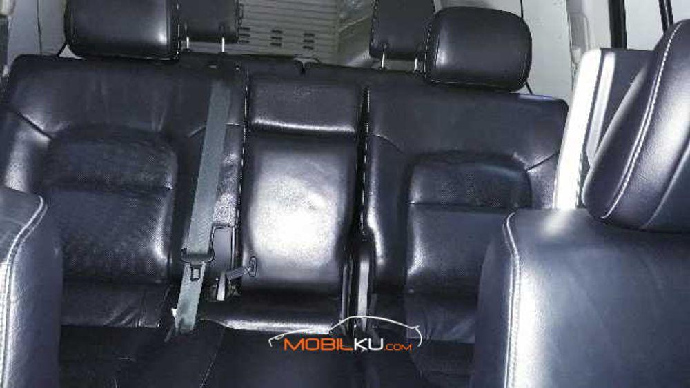 Mobil Toyota Land Cruiser 2013