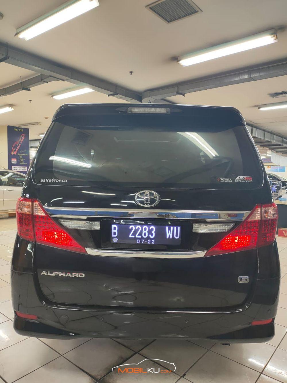 Mobil Toyota Alphard 2012