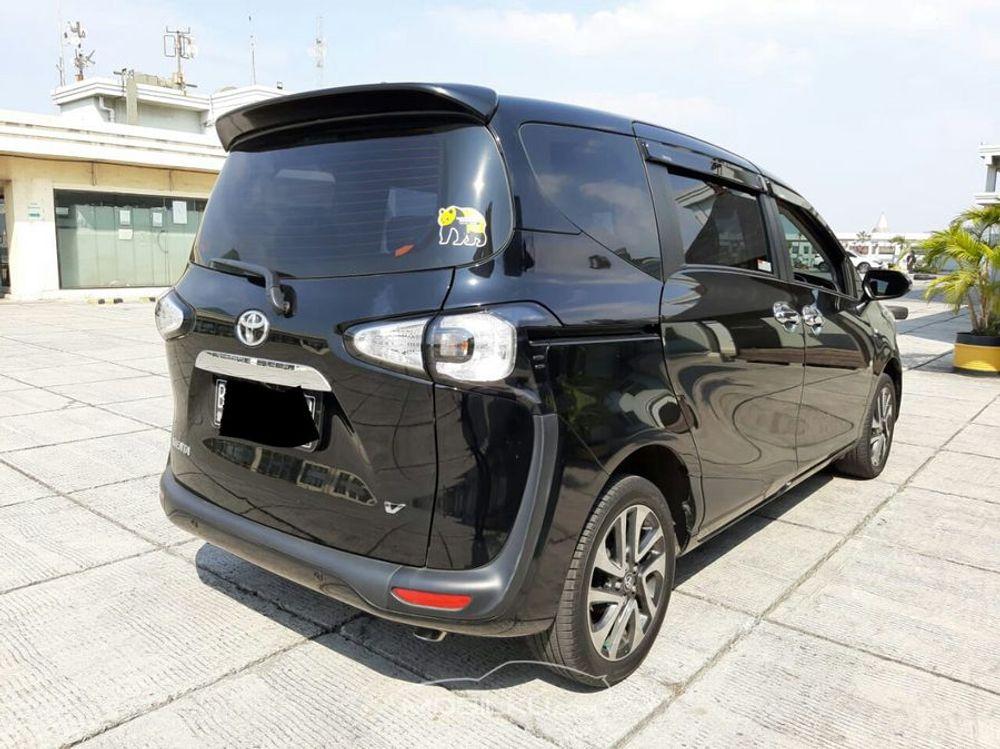 Mobil Toyota Sienta 2017