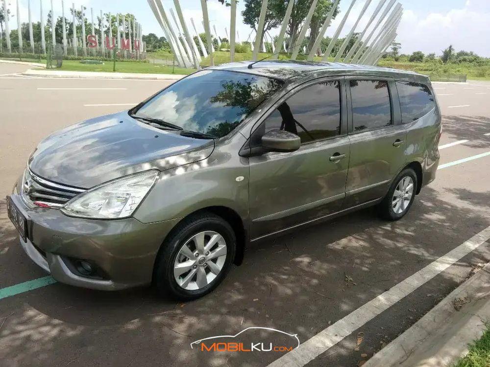 Mobil Nissan Grand Livina 2014