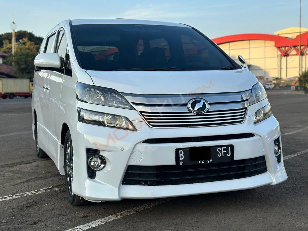 Mobil Toyota Vellfire 2015