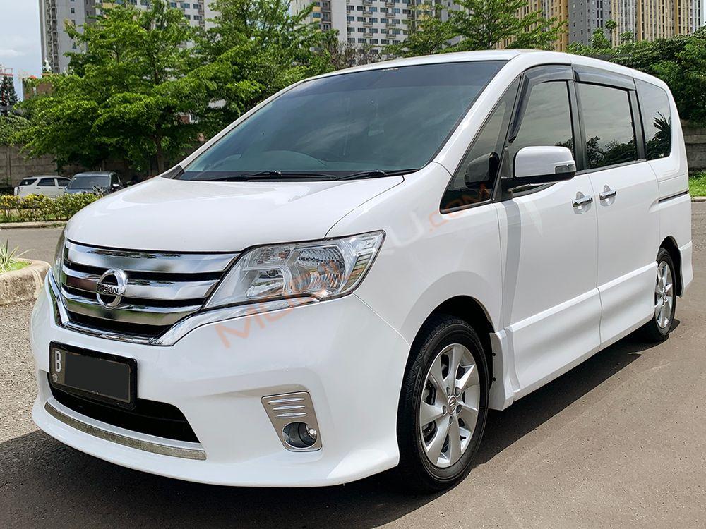 Mobil Nissan Serena 2013