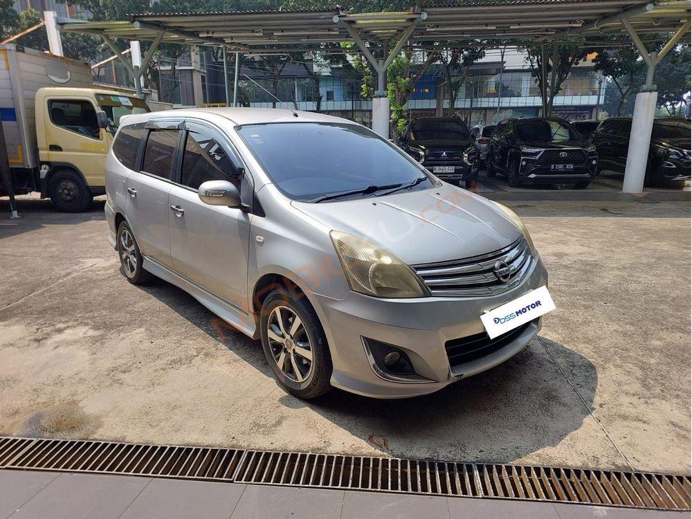 Mobil Nissan Grand Livina 2013
