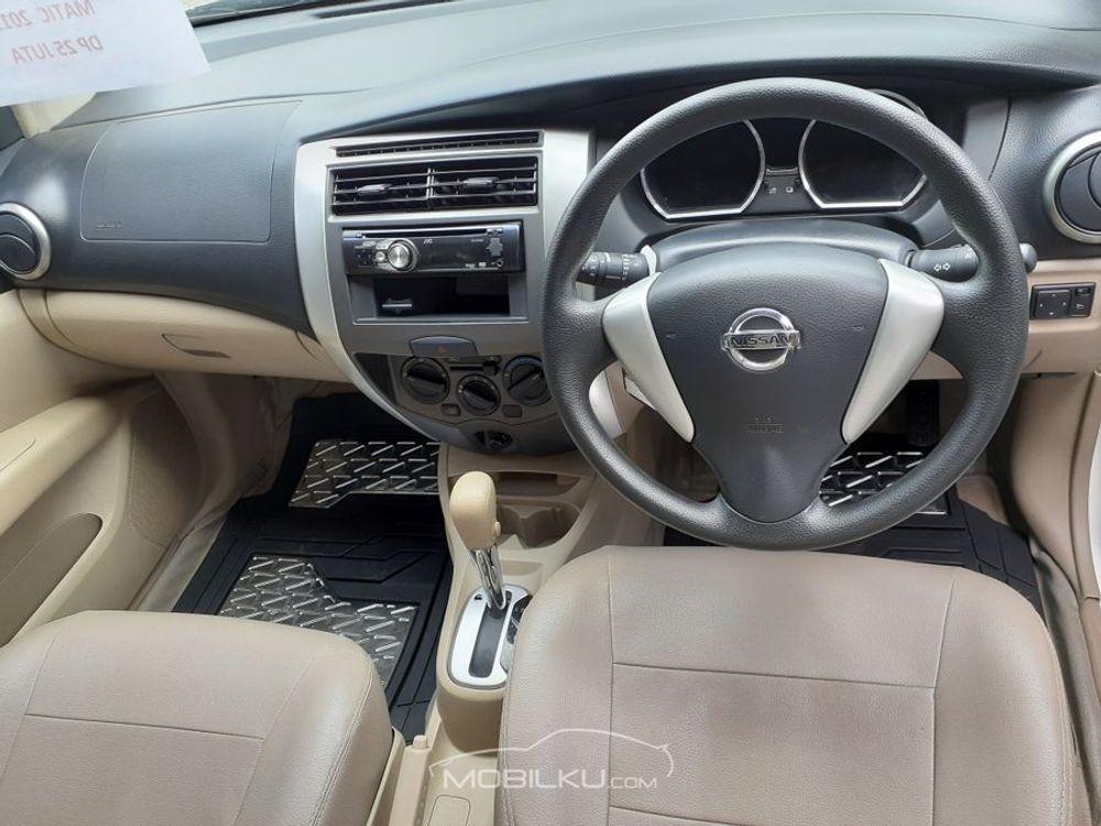 Mobil Nissan Grand Livina 2015