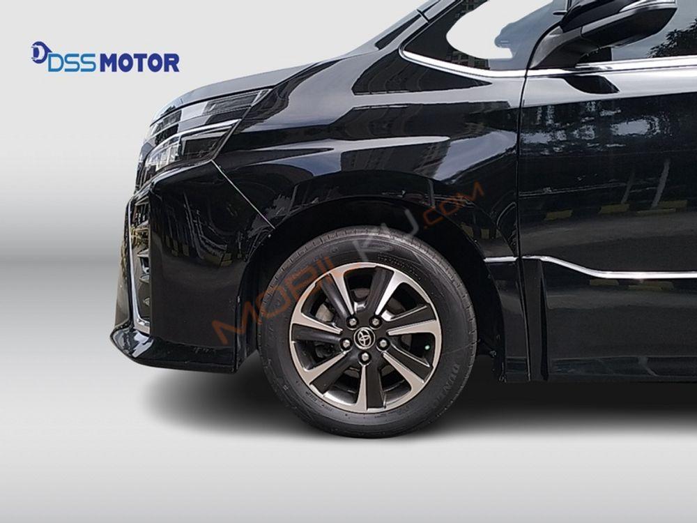 Mobil Toyota Voxy 2019