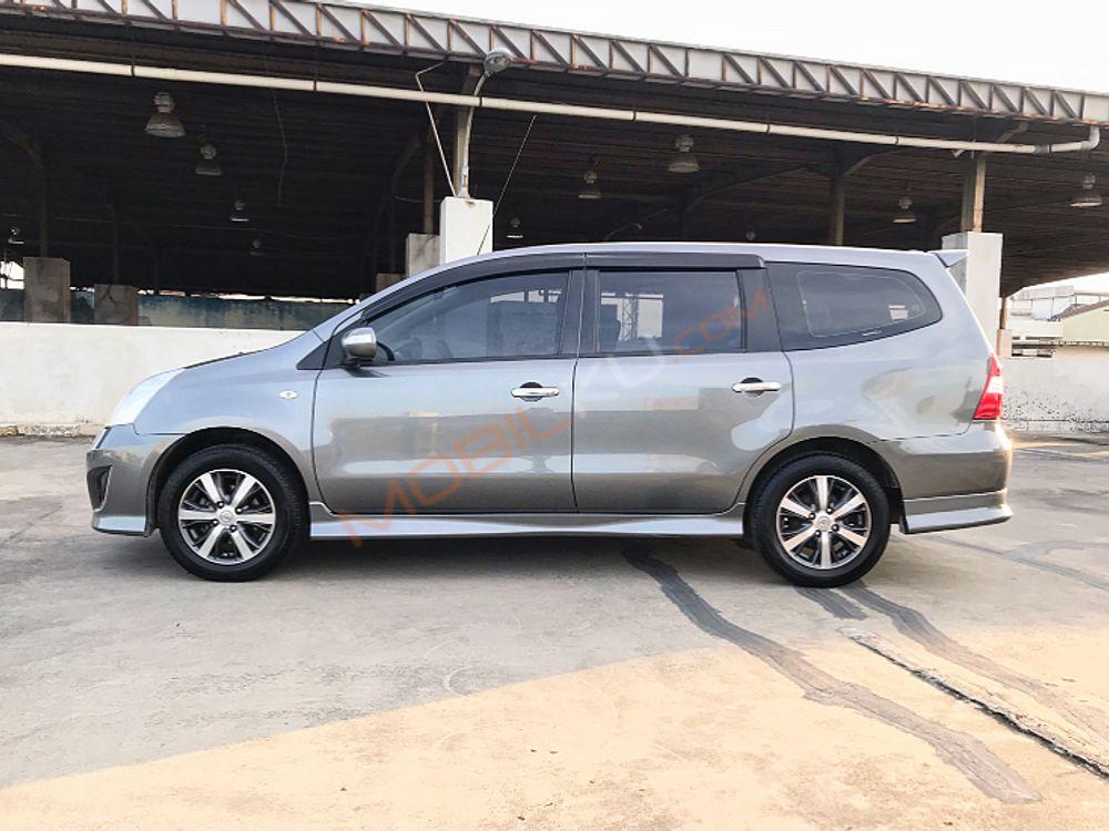 Mobil Nissan Grand Livina 2013