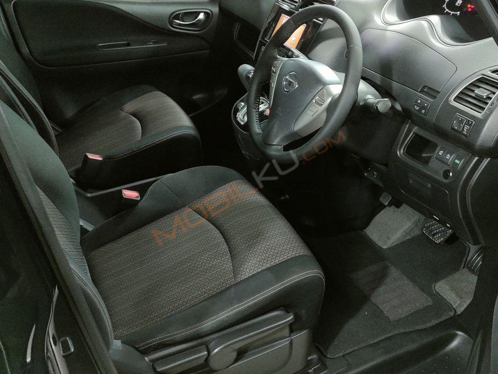 Mobil Nissan Serena 2016