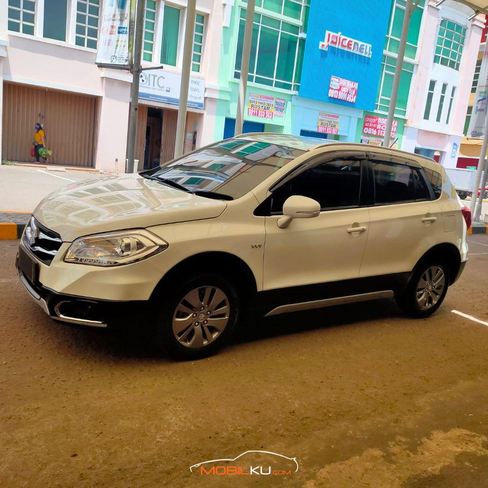 Mobil Suzuki SX4 2016