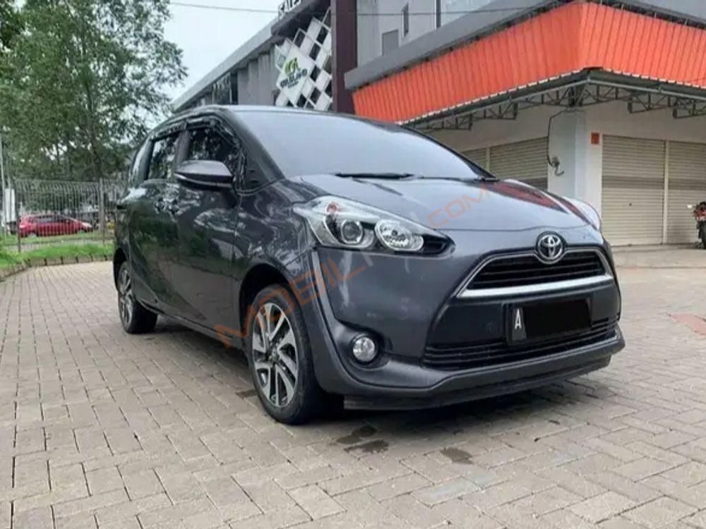 Mobil Toyota Sienta 2018