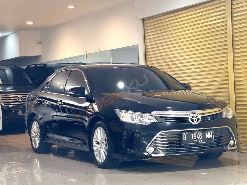 Mobil Toyota Camry 2015