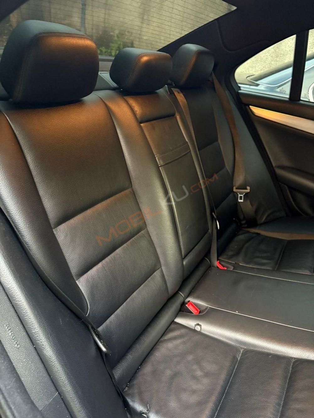Mobil Mercedes-Benz C-Class 2011