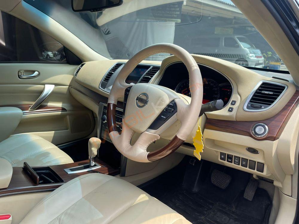 Mobil Nissan Teana 2010