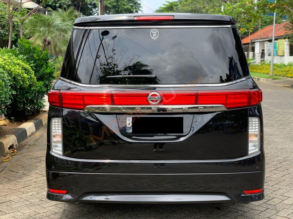 Mobil Nissan Elgrand 2011