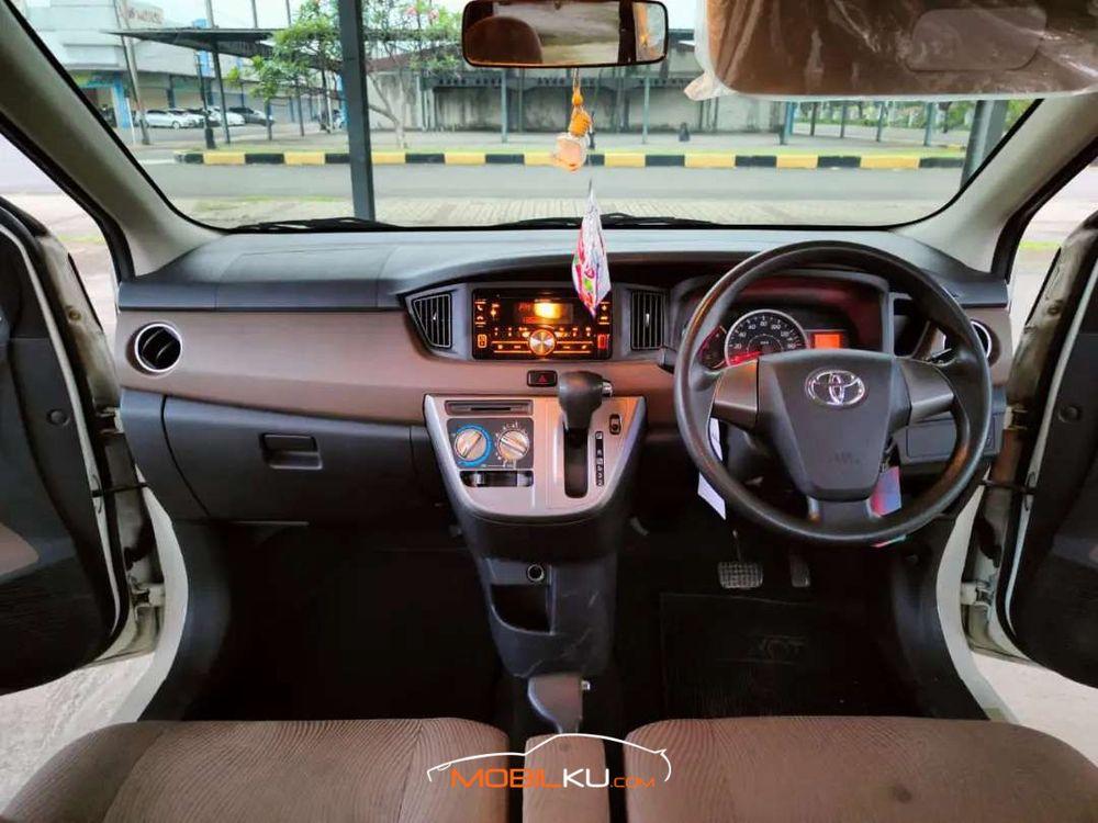 Mobil Toyota Calya 2016