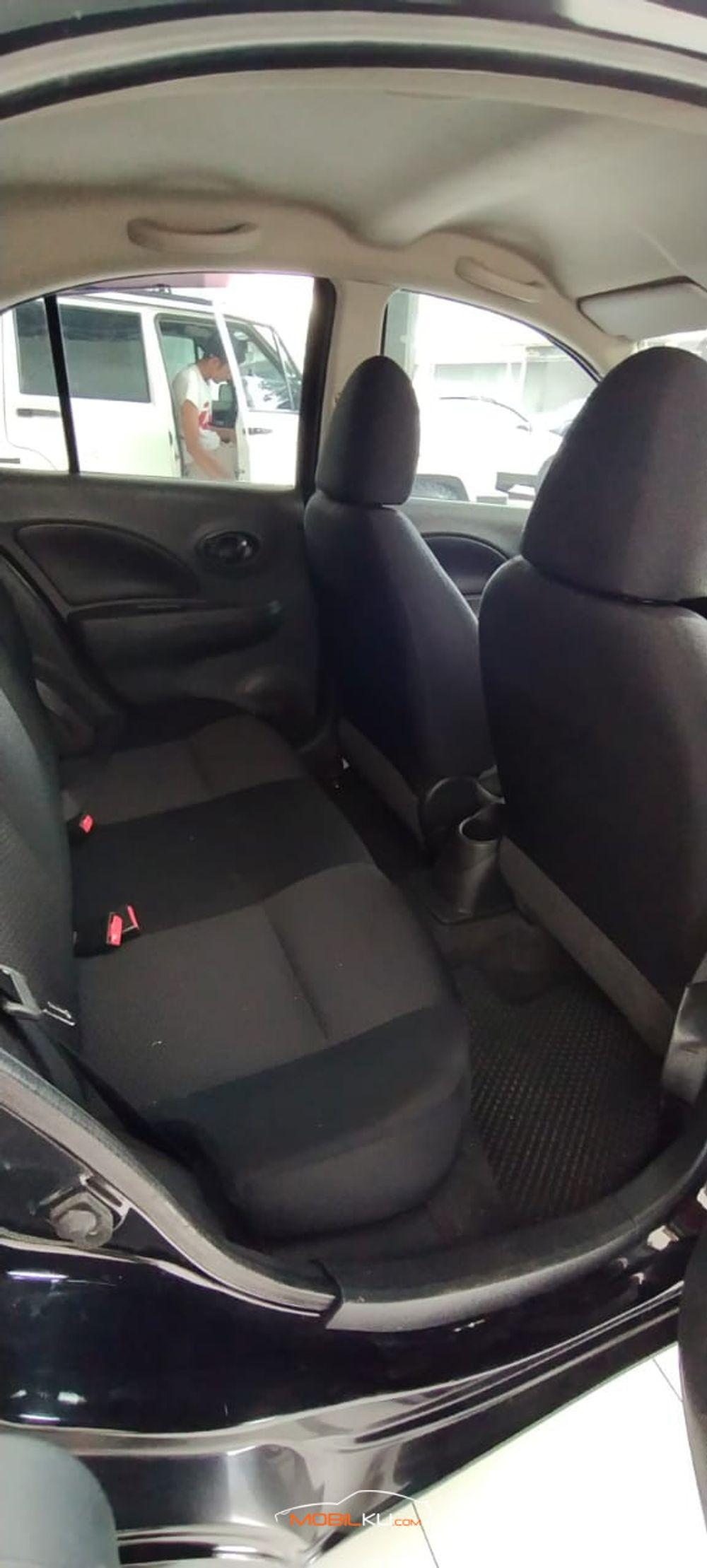 Mobil Nissan March 2013