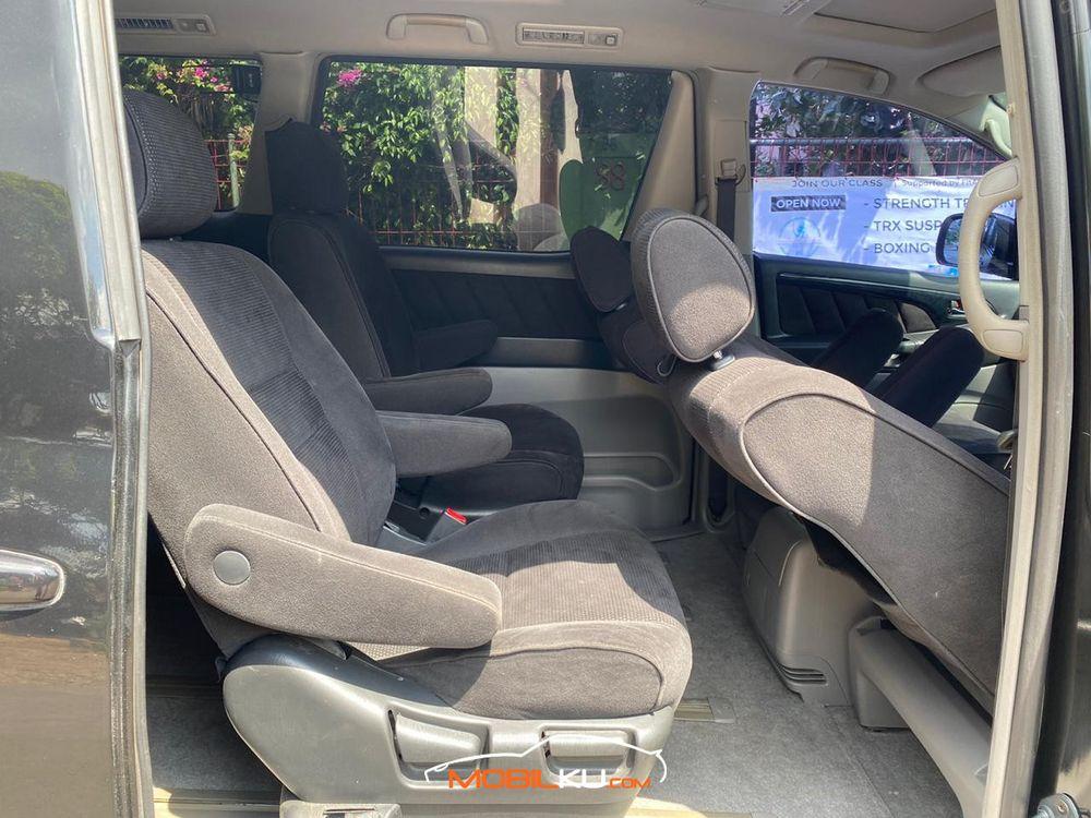 Mobil Toyota Alphard 2004